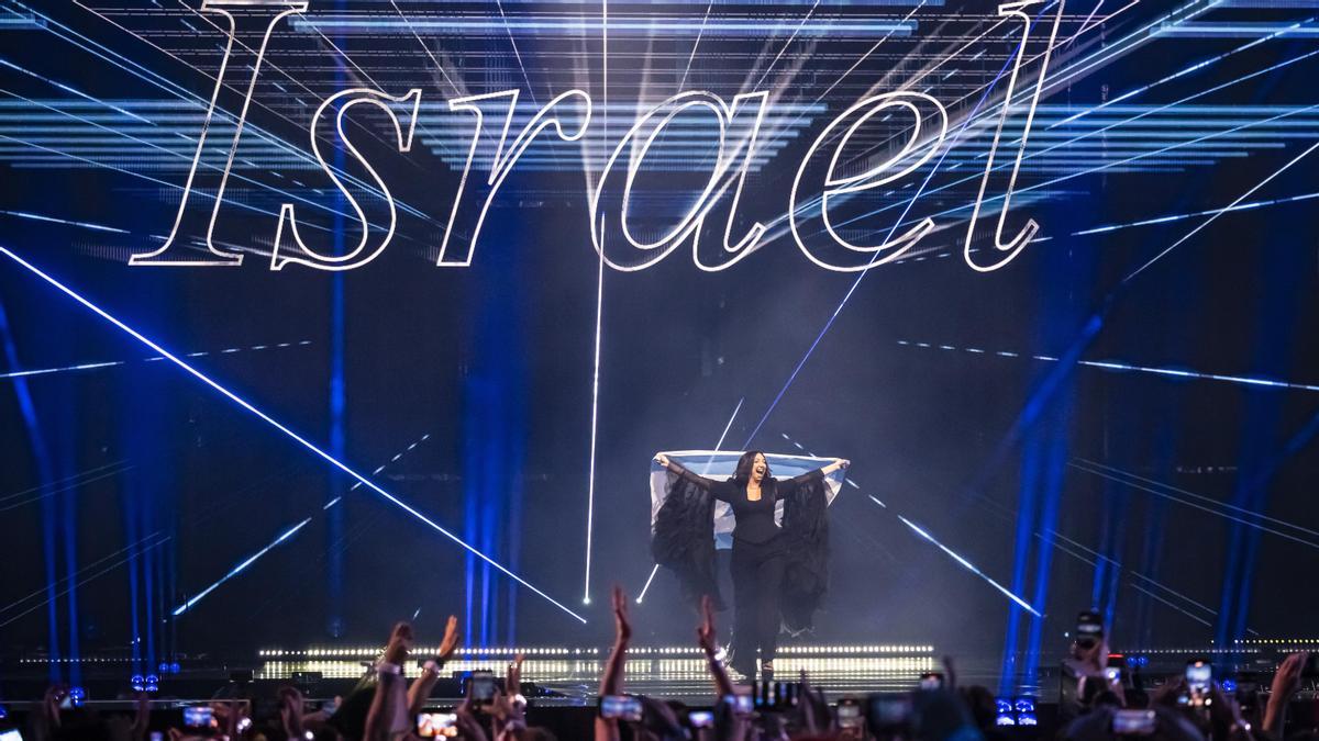 Yuval Raphael en el desfile de banderas durante la final del 69º Festival de Eurovisión en Basilea.