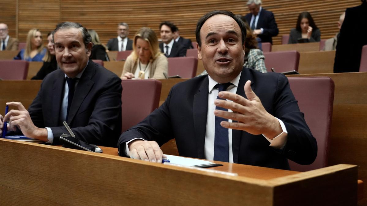 Pérez Llorca emula a Mazón y se pliega ante la extrema derecha para ser investido como nuevo president