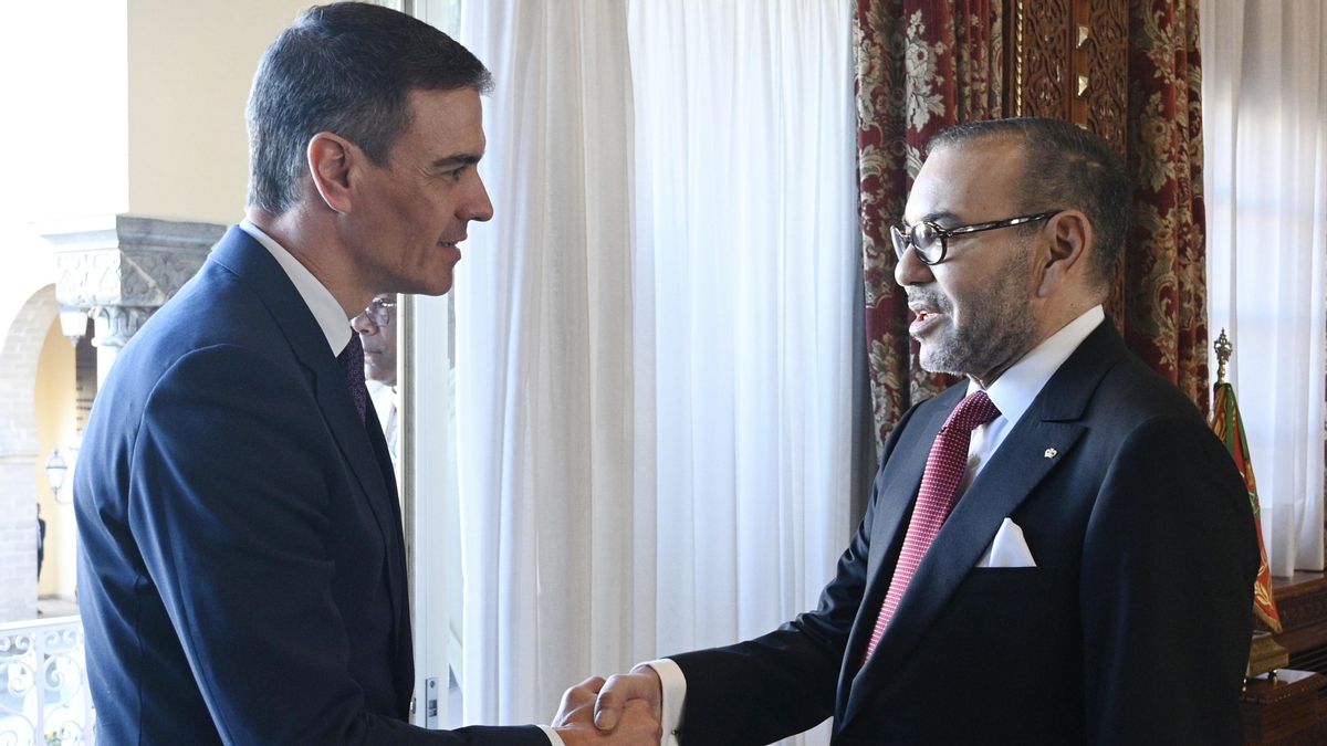 El presidente del Gobierno español, Pedro Sánchez (i), y el rey de Marruecos, Mohamed VI (d), se saludan en una visita oficial a Marruecos