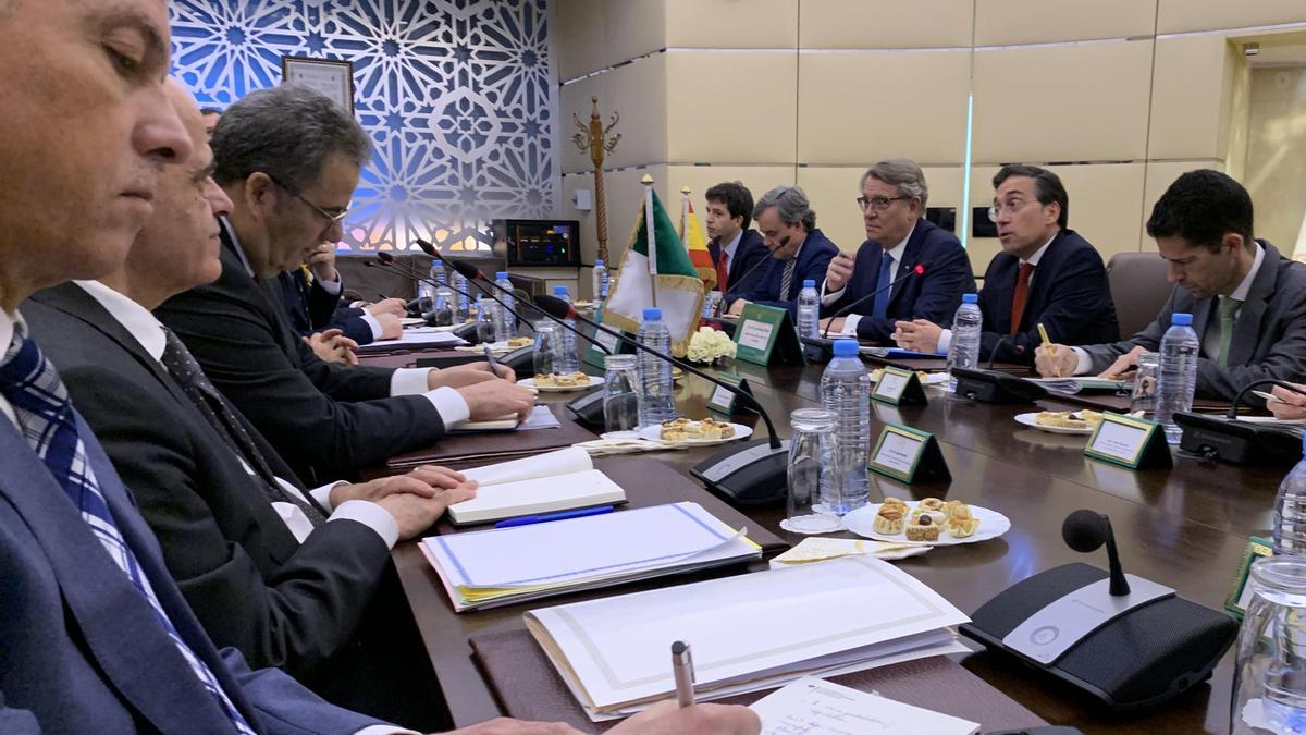 El ministro español de Asuntos Exteriores, José Manuel Albares (2d), mantiene un encuentro con su homólogo argelino, Ahmed Ataf, este jueves en el marco de su visita a Argelia.