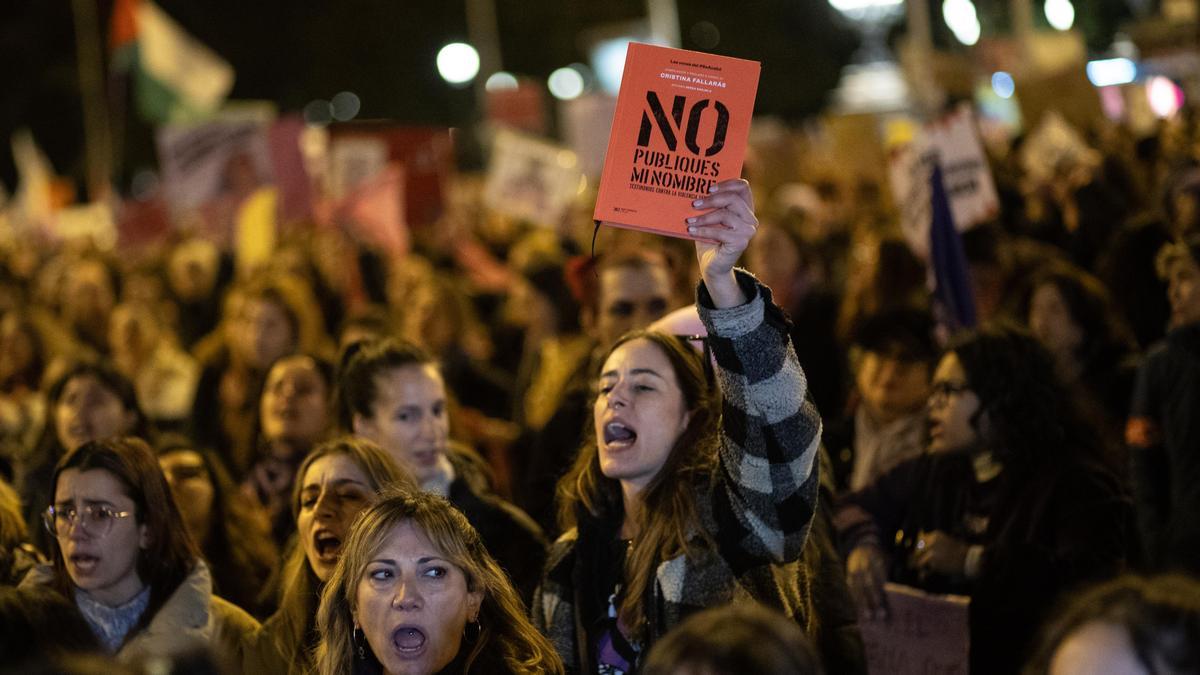 Una mujer levanta el libro de Cristina Fallarás durante una manifestación feminista.