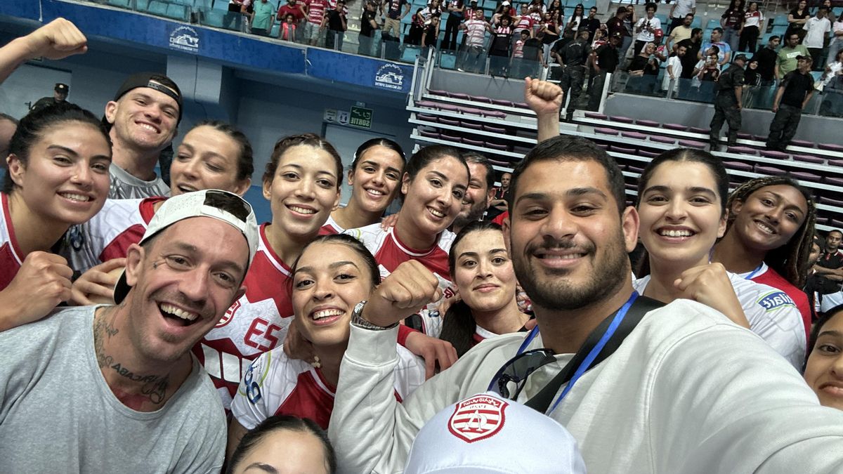 El multimillonario y activista propalestino James Cox ‘Fergie’ Chambers Jr. (izquierda) junto a uno de sus equipos deportivos que patrocina en África.