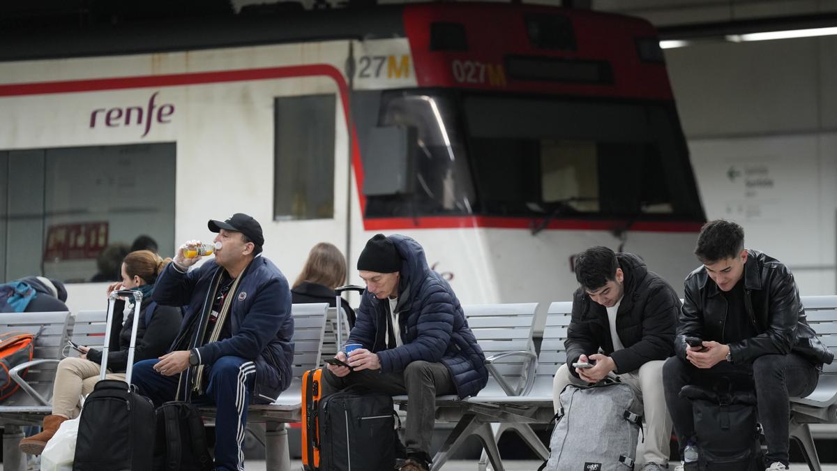 Usuarios de Rodalies en la estación de Sants en Barcelona, Cataluña.