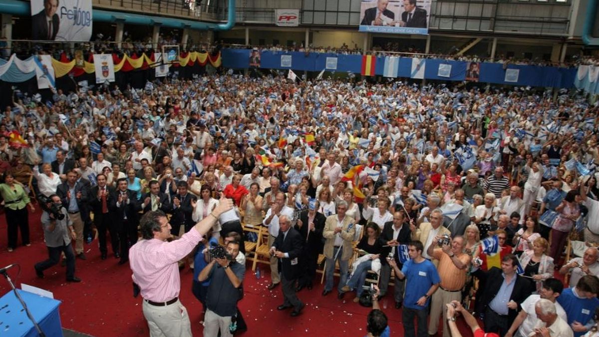Feijóo, en un mitin en Buenos Aires en la precampaña de las elecciones gallegas de 2009, en un pabellón presidido por una foto suya junto a Fraga.