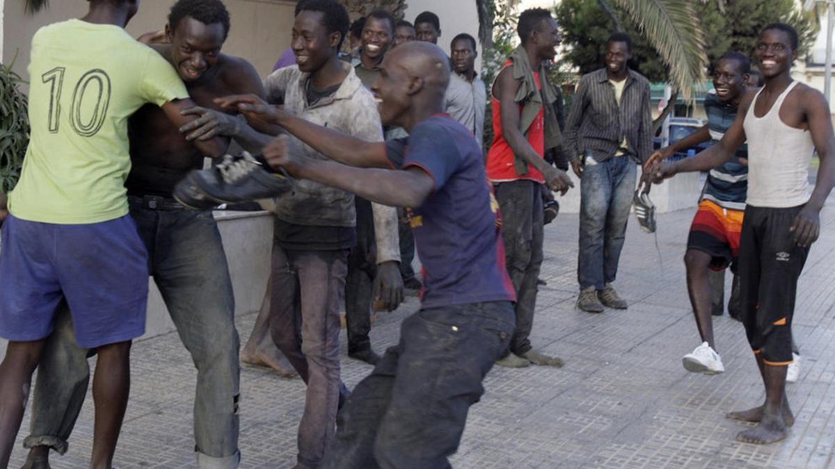 Algunos de los aproximadamente cuarenta inmigrantes subsaharianos que han conseguido entrar este sábado en Melilla.