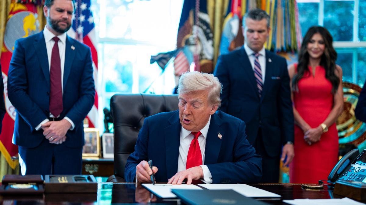 El presidente Donald Trump firma una orden ejecutiva en el Despacho Oval en la Casa Blanca.