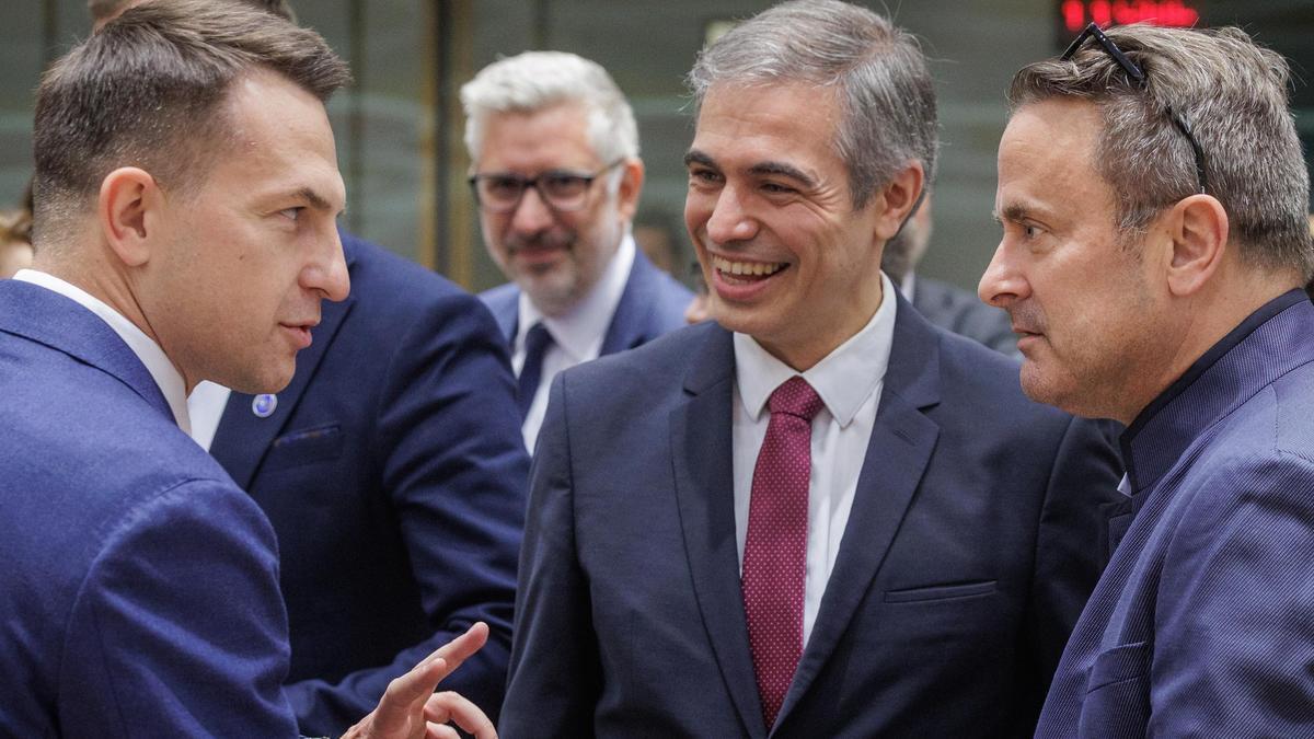 El ministro polaco Adam Szlapka, el secretario de Estado de Asuntos Exteriores de Eslovenia, Marko Stucin, el secretario de Estado para la UE de España, Fernando Sampedro; y el ministro de Luxemburgo, Xavier Bettel, asisten al Consejo de Asuntos Generales de la Unión Europea (UE) en Bruselas.