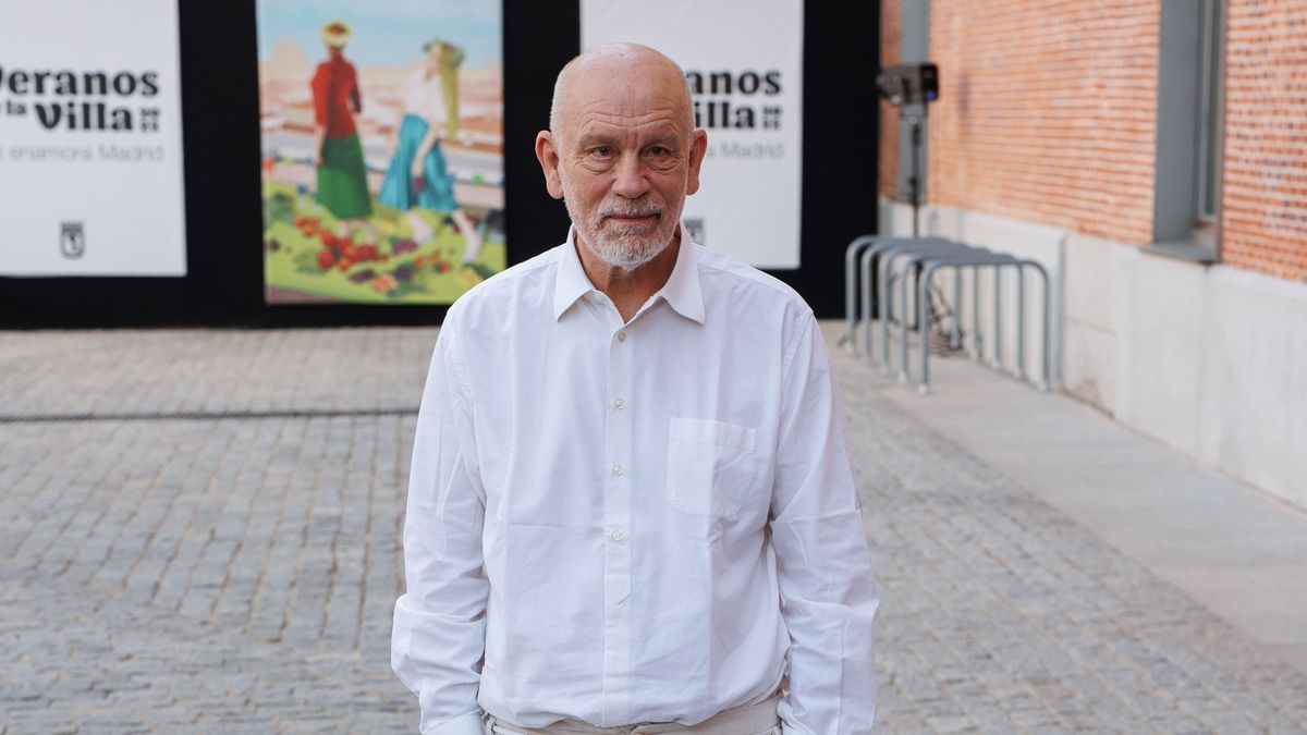 El actor John Malkovich posa en la presentación de la obra ‘The Infernal Comedy, Confesiones de un asesino en serie’ en el Centro de Cultura Contemporánea Conde Duque.