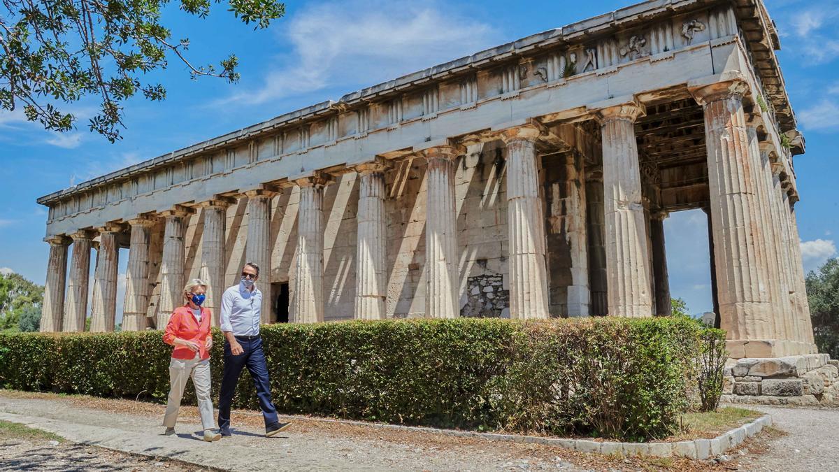 El primer ministro griego, Kyriakos Mitsotakis, y la presidenta de la Comisión Europea, Ursula von der Leyen, asisten a un evento de presentación.