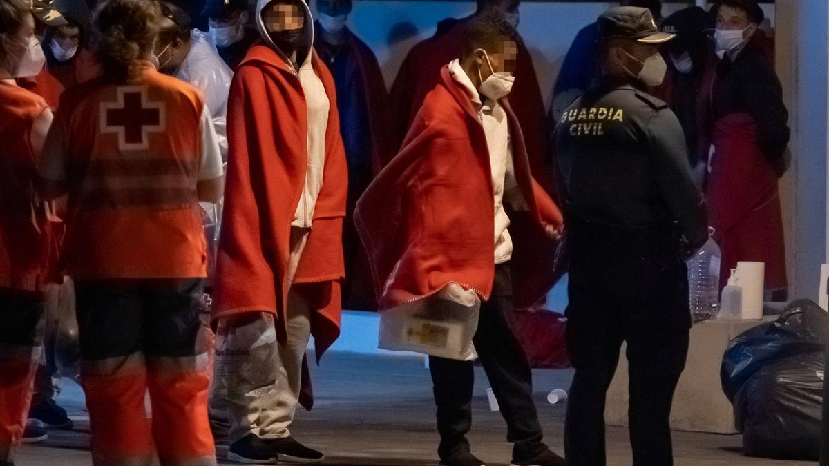 El Gobierno formaliza el asilo de los primeros 827 menores migrantes de Canarias