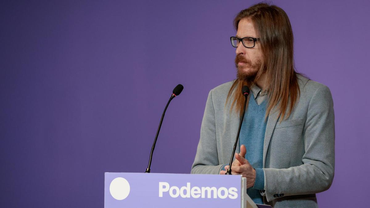 El secretario de Organización y portavoz de Podemos, Pablo Fernández durante una rueda de prensa.