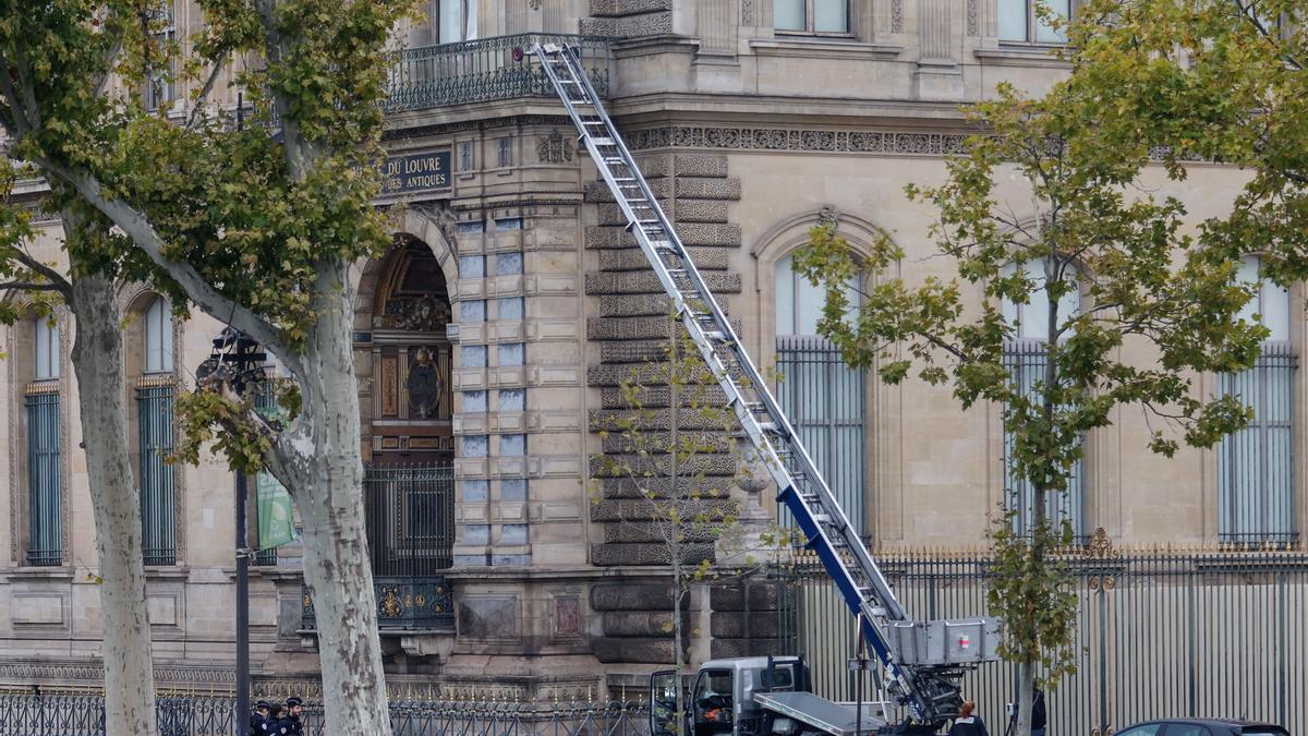 La escalera extensible utilizada por tres ladrones para acceder al Museo del Louvre.