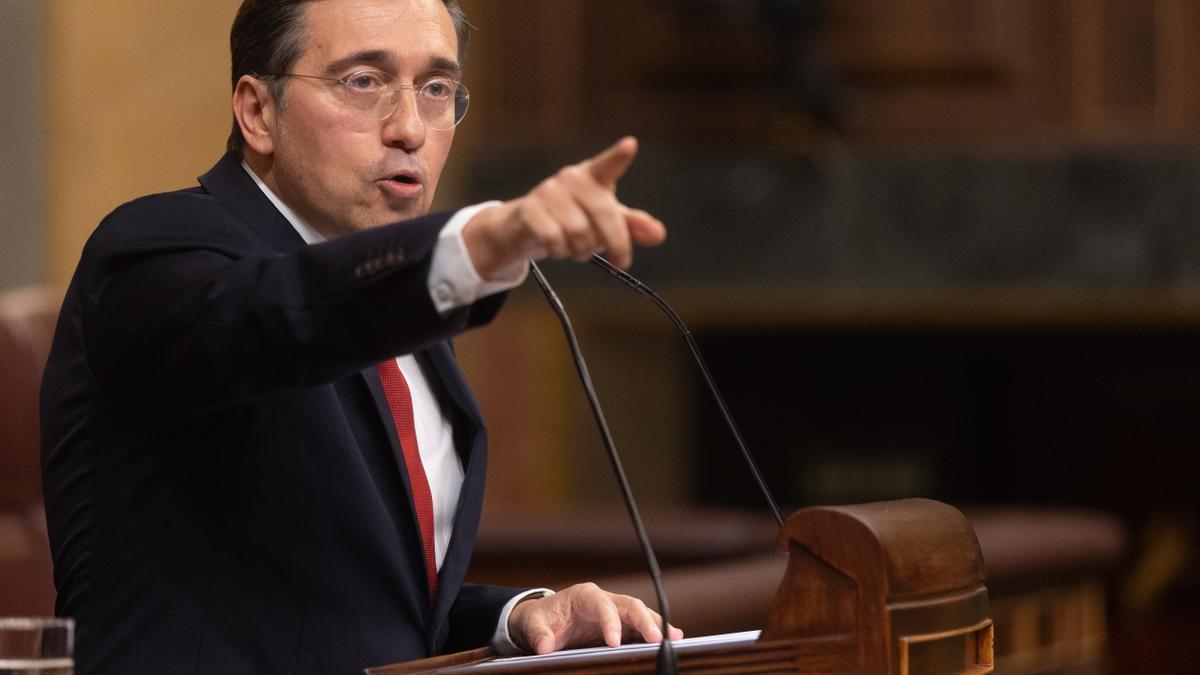 El ministro de Asuntos Exteriores, Cooperación y Unión Europea, José Manuel Albares, interviene durante una sesión plenaria extraordinaria, en el Congreso de los Diputados.