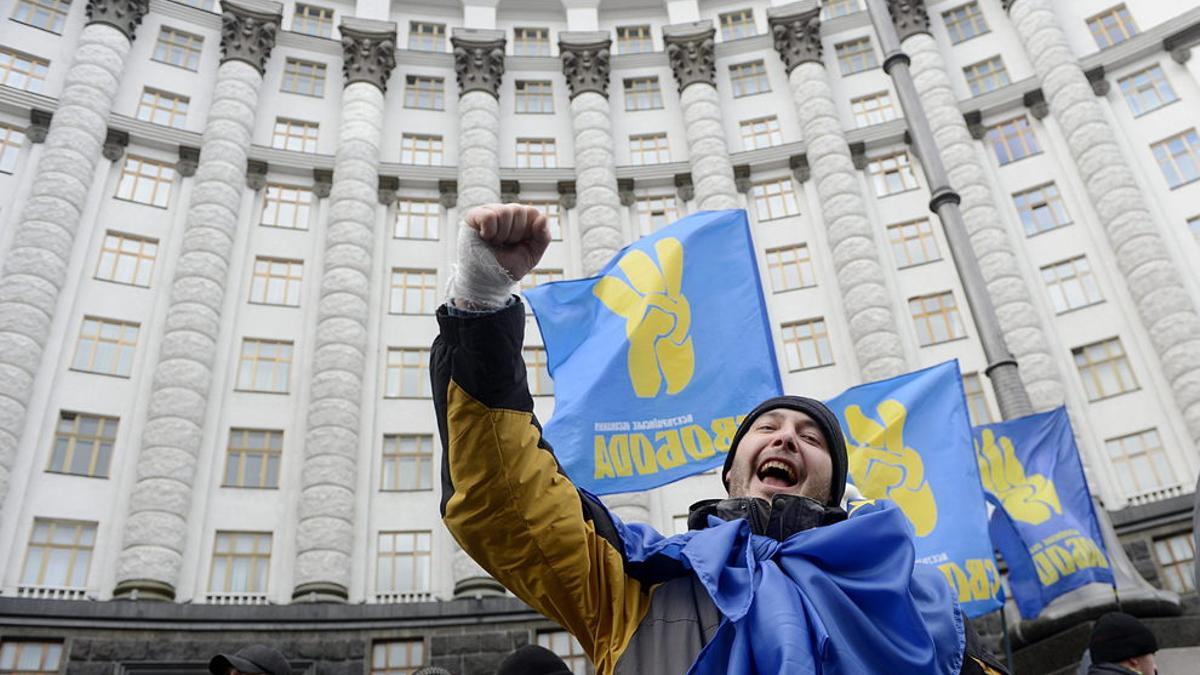 Un millar de manifestantes bloquea el acceso al principal edificio gubernamental en Kiev