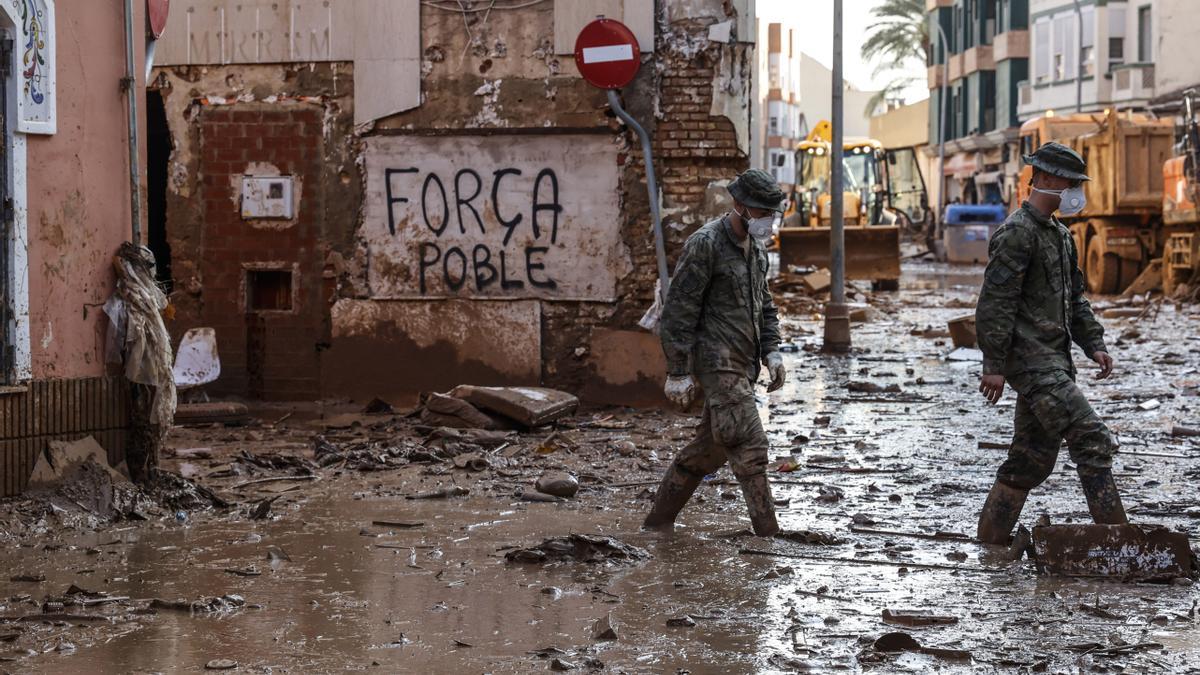 Varios militares en una calle de Paiporta en noviembre de 2024