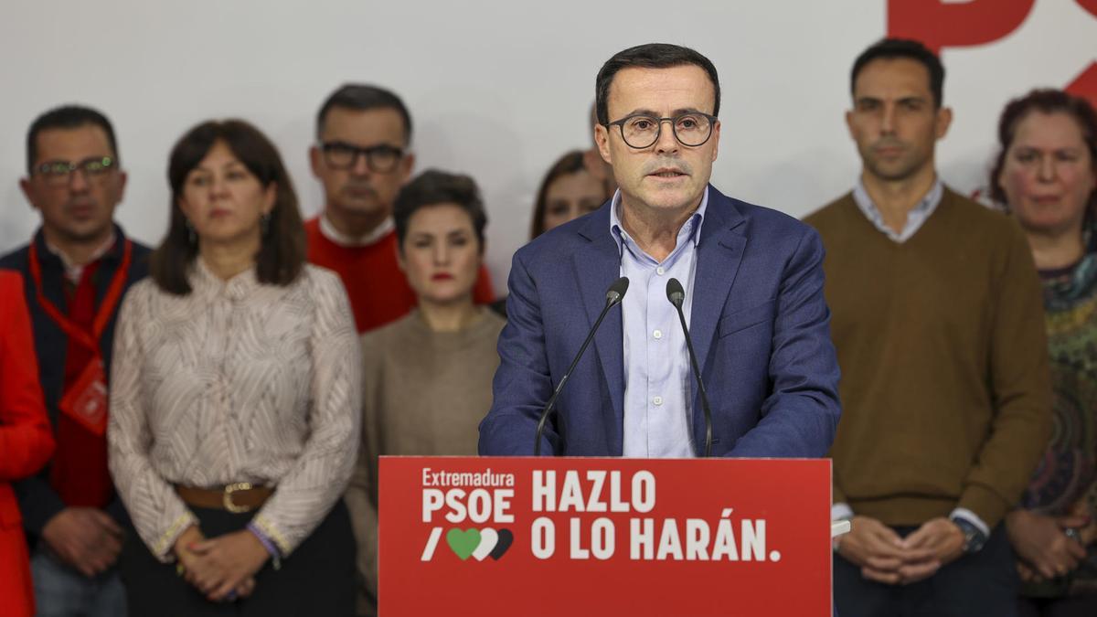El candidato socialista a la presidencia de la Junta de Extremadura Miguel Ángel Gallardo durante su comparecencia tras conocer los resultados electorales extremeños.
