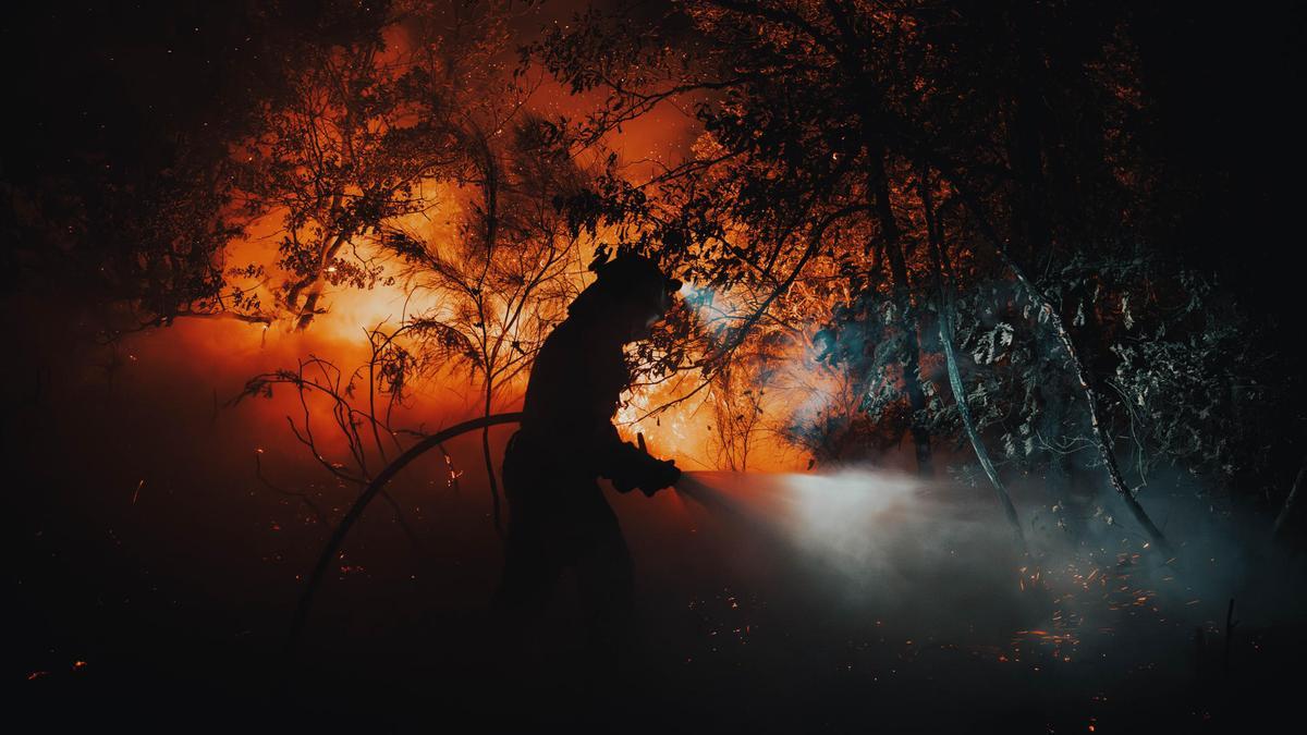 Lucha contra el fuego en Oimbra (Ourense)