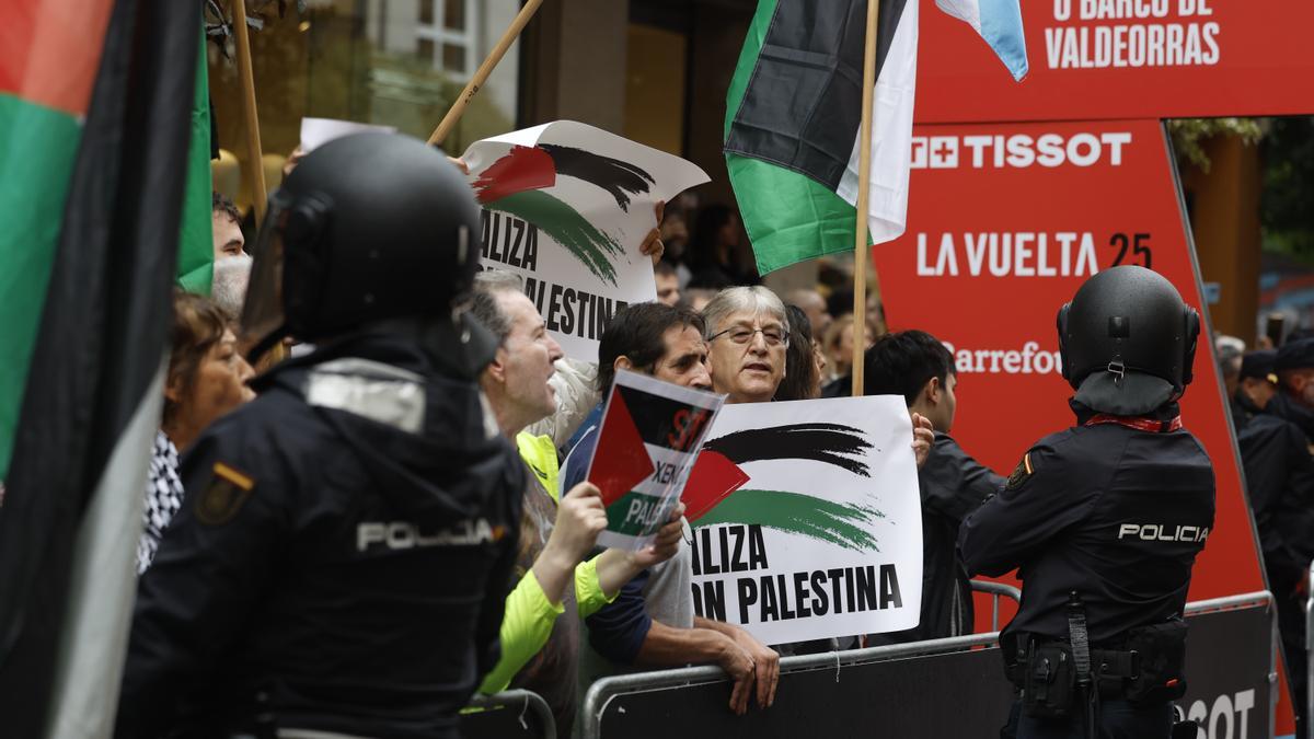 Protestas por la participación del equipo Israel Premier Tech en la Vuelta, y en apoyo a Palestina al inicio de la etapa 17 de la Vuelta Ciclista a España disputada este miércoles entre O Barco de Valdeorras (Ourense) y Alto de El Morredero (El Bierzo-León)