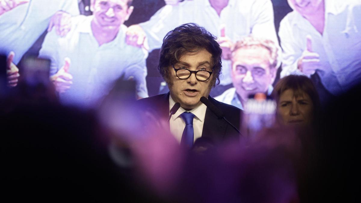 Milei retrasa la remodelación de su Gobierno tras la victoria de su partido en los comicios