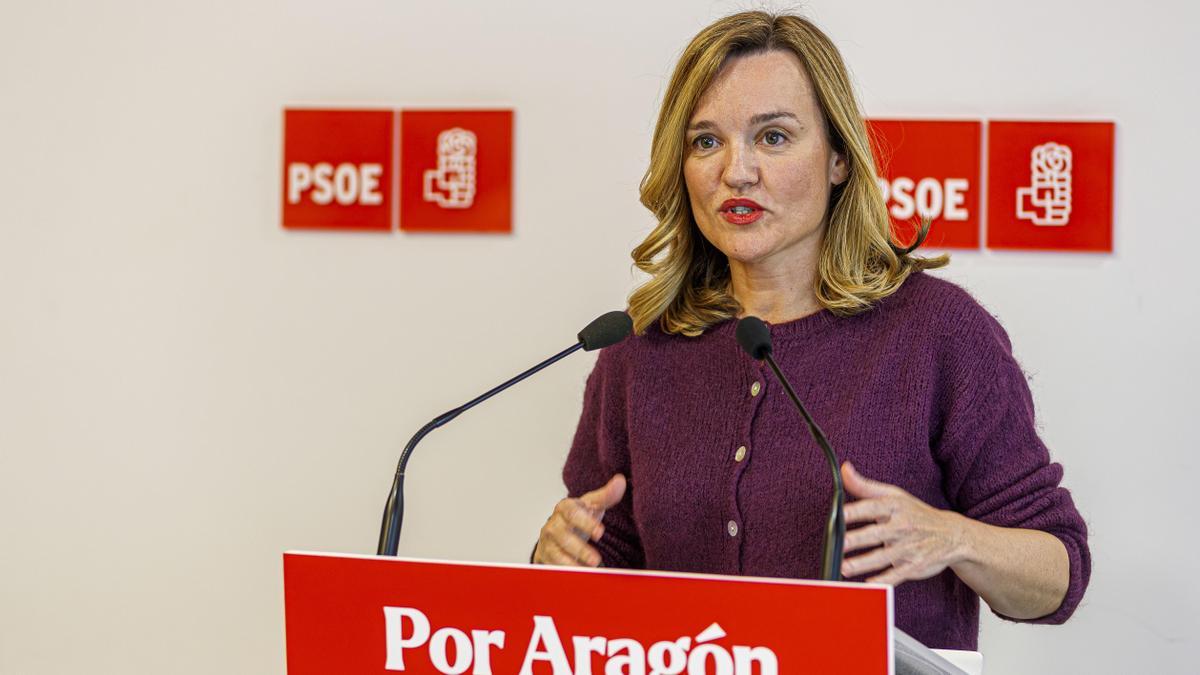 La candidata socialista a la Presidencia de Aragón, Pilar Alegría, atiende a la prensa.
