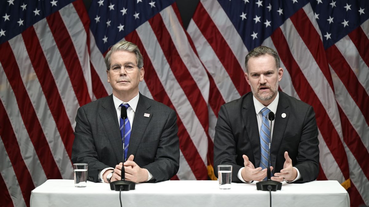 El secretario del Tesoro de Estados Unidos, Scott Bessent, y el representante comercial de Estados Unidos, Jamieson Greer, asisten a una conferencia de prensa en el edificio Rosenbad, sede del gobierno sueco.