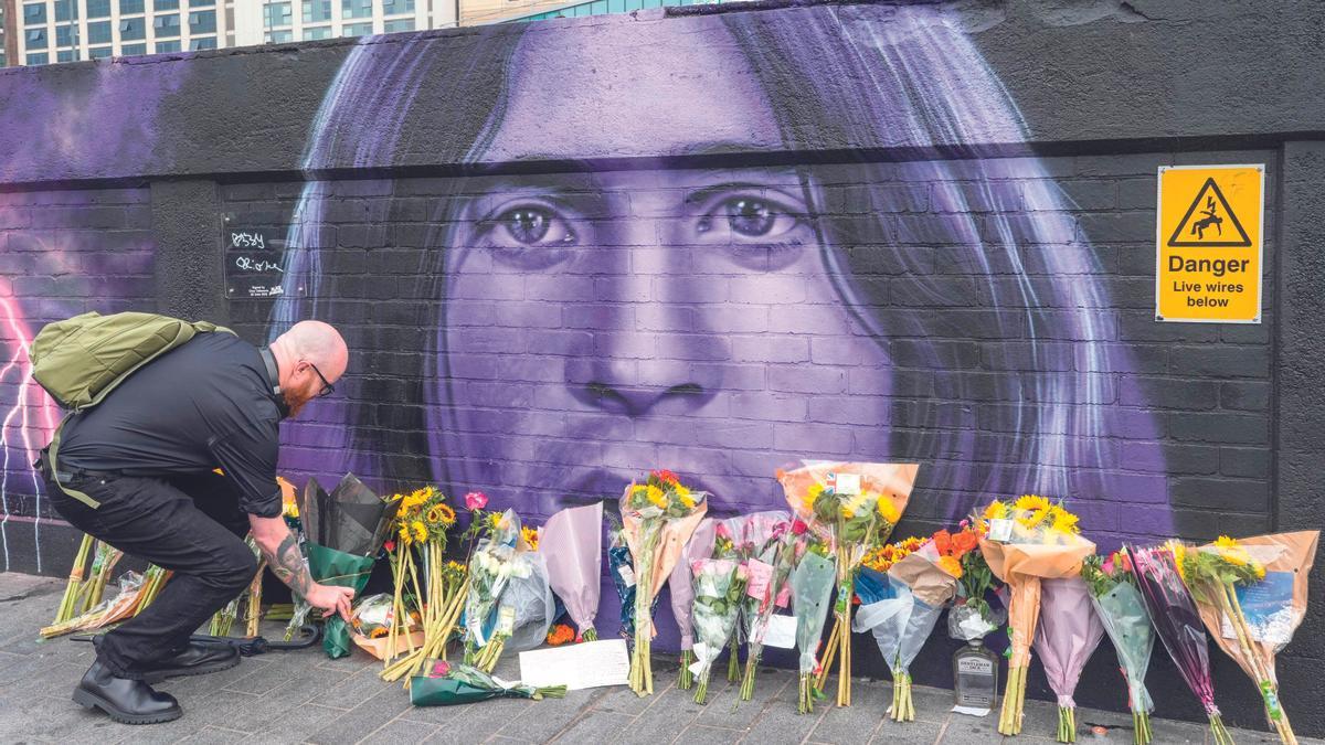 Homenaje popular a Ozzy Osbourne en Navigation Stree, Birmingham, tras el fallecimiento del líder de Black Sabbath este verano