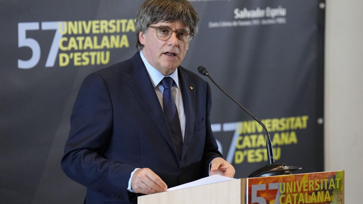 El expresidente de la Generalitat y líder de JxCat, Carles Puigdemont durante la conferencia 'Lección Fabra:"la lengua catalana i Europa".