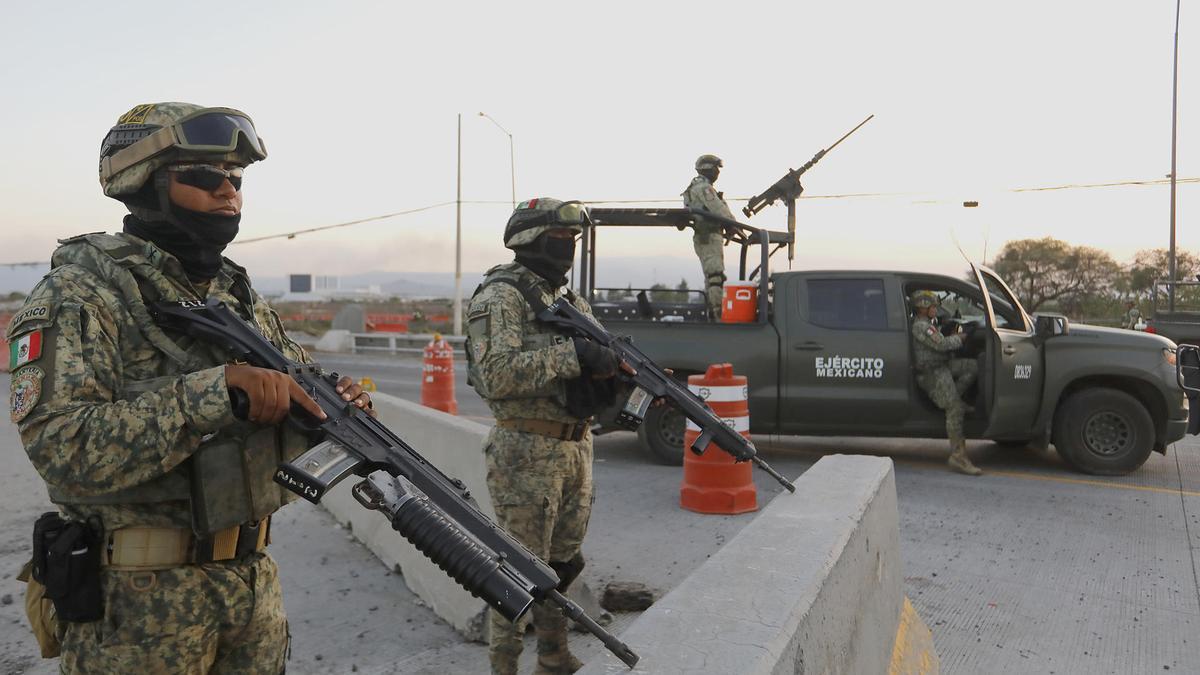 Integrantes del ejército de México custodiando las inmediaciones del Aeropuerto Internacional de Guadalajara (México) tras la muerte del líder del Cartel Jalisco Nueva Generación (CJNG), conocido como El Mencho