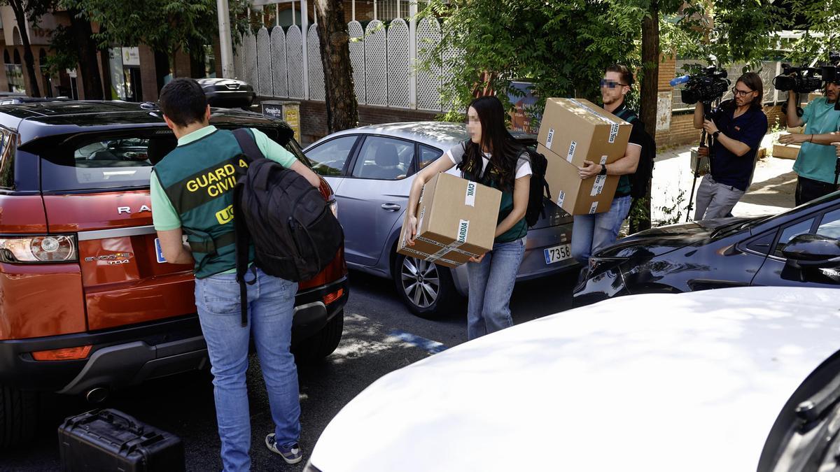 Agentes de la Unidad Central Operativa (UCO) de la Guardia Civil acuden a un domicilio de Madrid del exvicepresidente de la Junta de Andalucía Gaspar Zarrías en relación al 'caso Leire' que instruye el juez de la Audiencia Nacional Santiago Pedraz.
