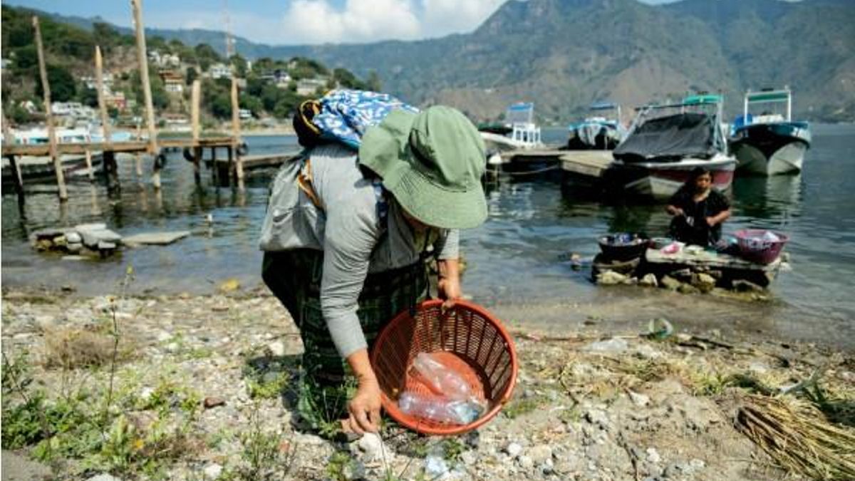 Abuela lago: las mujeres mayas que combaten la contaminación del Atitlán en Guatemala.