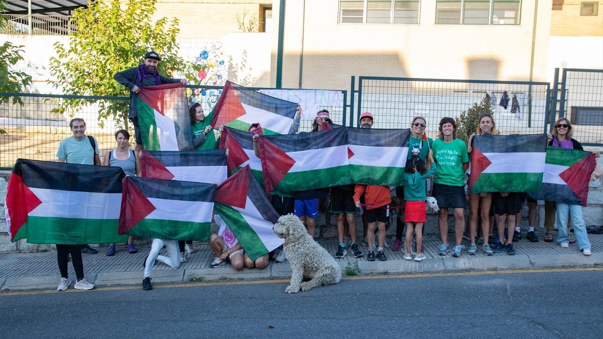 Profesores y alumnos con banderas de Palestina en las inmediaciones de un centro educativo, a 18 de septiembre de 2025, en Madrid (España).