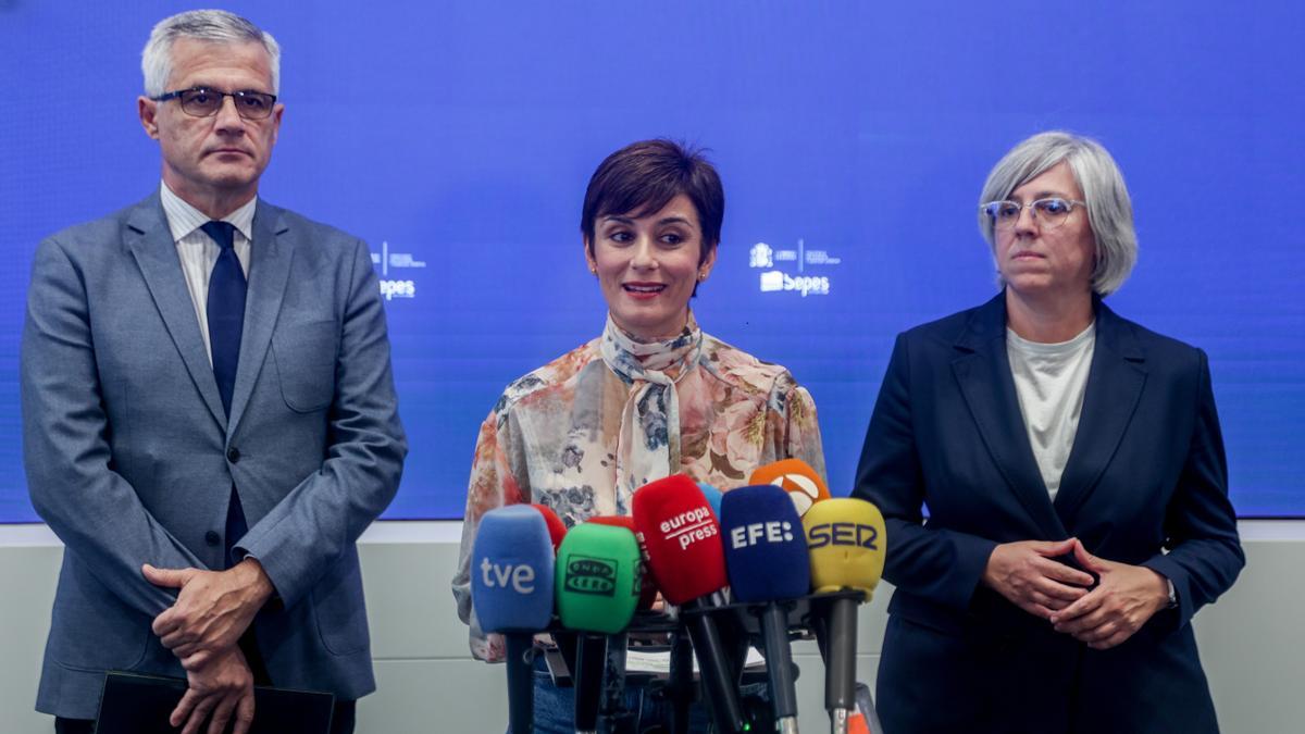 La ministra de Vivienda y Agenda Urbana, Isabel Rodríguez (c), el secretario de Estado de Vivienda y Agenda Urbana, David Lucas (1i), y la directora general de Casa 47, Leire Iglesias.