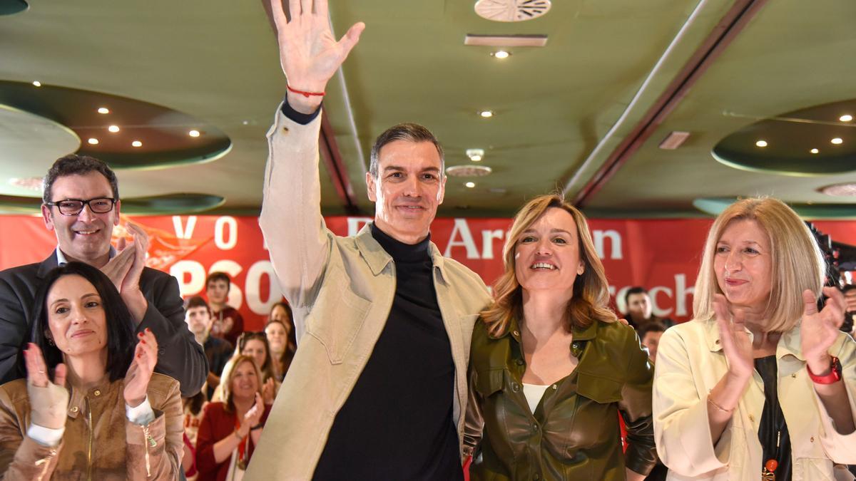 El presidente del Gobierno y líder del PSOE, Pedro Sánchez (c), participa en un acto electoral en Huesca para respaldar a la candidata socialista a la presidencia de Aragón, Pilar Alegría, en el primer fin de semana de campaña.