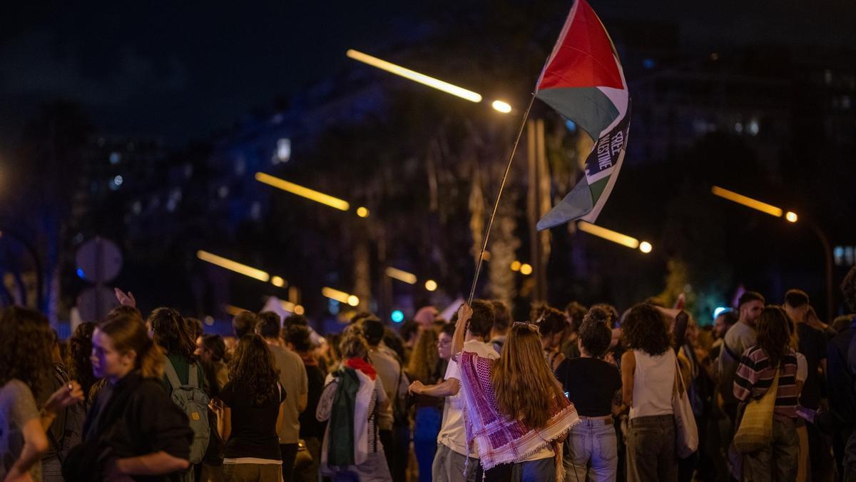 Varios centenares de personas durante una concentración ante el Consulado de Israel en Barcelona, a 1 de octubre de 2025, en Barcelona, Catalunya (España).