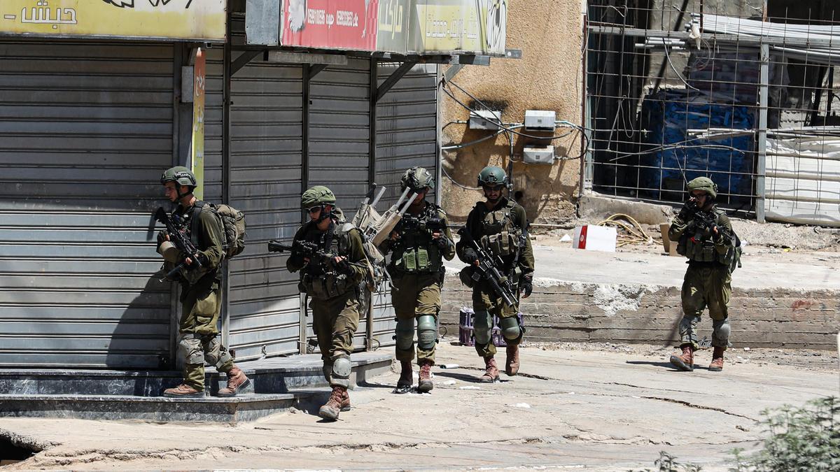 Izraelski napadi v Gazi in Siriji ter poskusi preboja blokade Gaze