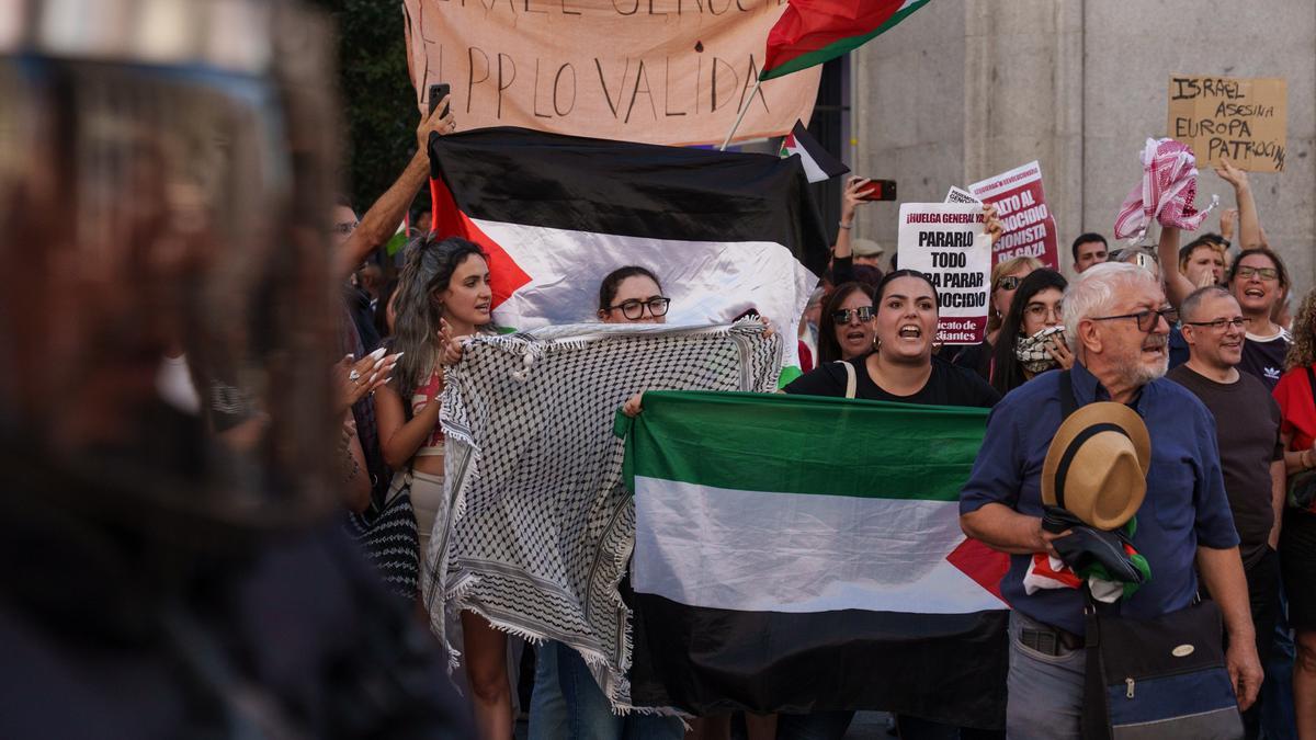 Varias personas con banderas de Palestina irrumpen la Gran Vía, en las protestas contra el genocidio.