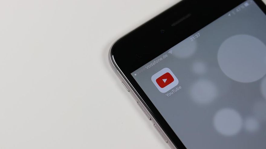 Un móvil con la aplicación de YouTube