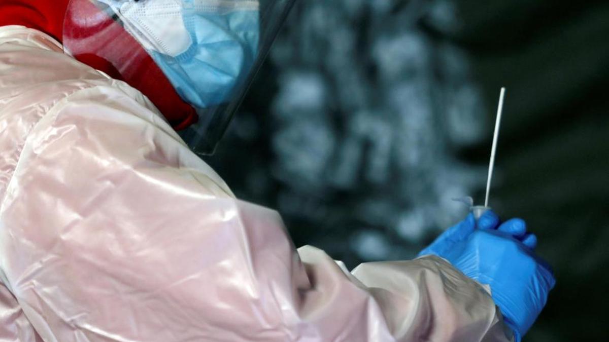 Un sanitario toma una muestra durante el cribado masivo para detectar nuevos casos de covid-19 realizado en el campus del Bierzo, este lunes en Ponferrada.