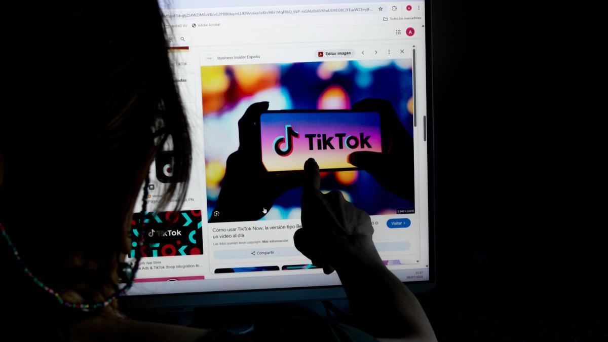 Pantalla en la que aparecen imágenes de logos de Tiktok.