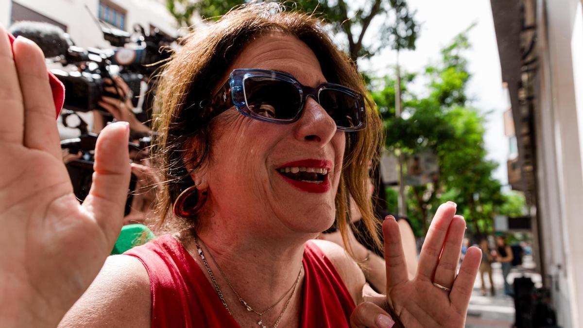 La militante del PSOE, Leire Díez, a la entrada de la sede federal del partido el 3 de junio de 2025.