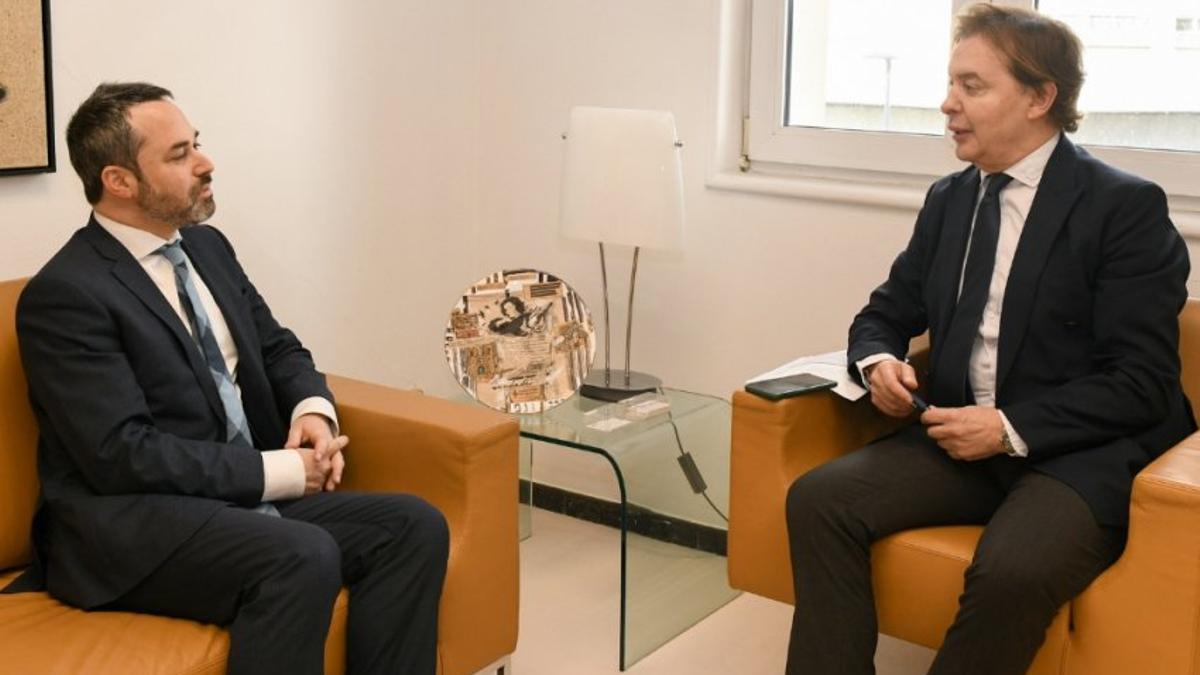 El director general de Relaciones Exteriores, Jesús Gamallo (derecha), junto a Dan Poraz, embajador israelí en funciones, este 28 de mayo en instalaciones del Gobierno gallego.