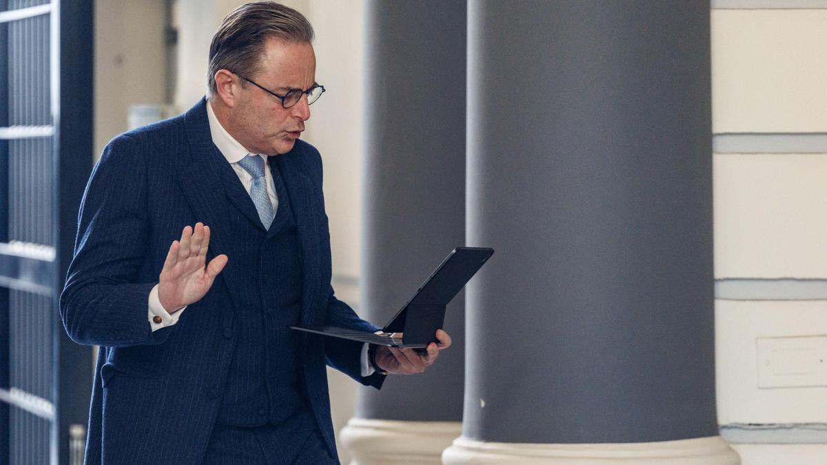 El primer ministro belga, Bart de Wever, reacciona al llegar al Consejo de Ministros semanal en Bruselas, Bélgica, el 7 de noviembre de 2025.