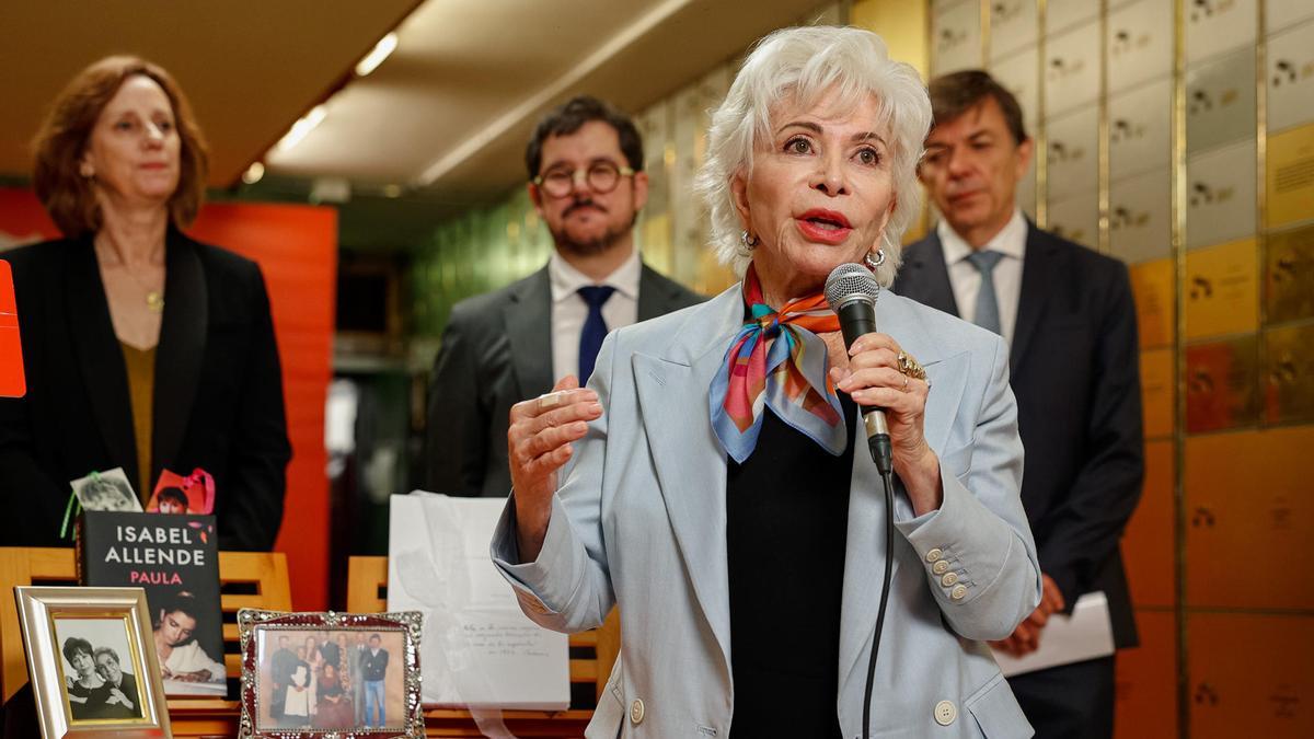 Isabel Allende deja en la Caja de las Letras del Cervantes un manuscrito de 'La casa de los espíritus'