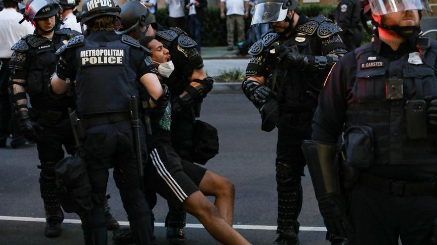 Un manifestante está siendo arrestado por agentes de la Policía Metropolitana de Washington DC durante una protesta por la muerte de George Floyd.