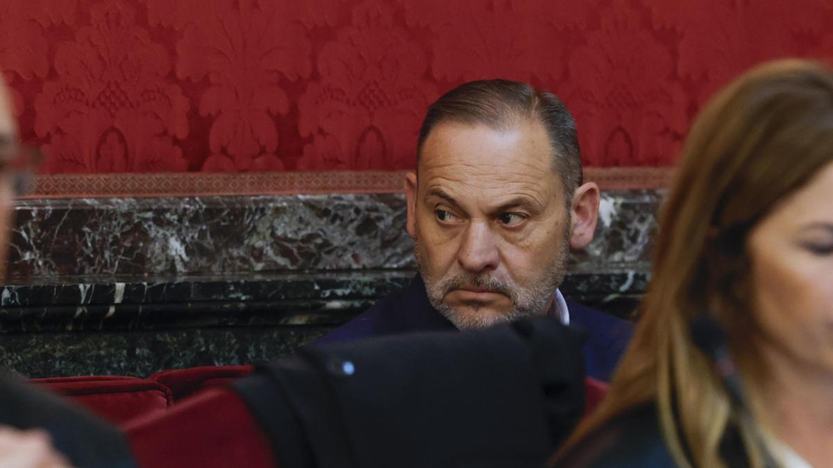 El exministro José Luis Ábalos en el banquillo de los acusados este martes en el primer día del juicio contra él.
