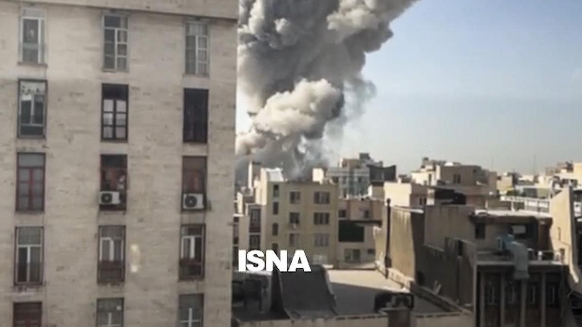 Irán cierra su espacio aéreo tras los ataques de Israel.