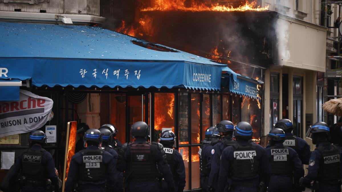 Agentes de policía aseguran el perímetro alrededor del incendio de un restauranteen París.
