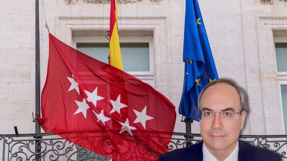 El presidente del Consejo de Transparencia y Protección de Datos de la Comunidad de Madrid, Jesús María González García. De fondo, detalle de banderas en la sede de la Presidencia de la Comunidad de Madrid.