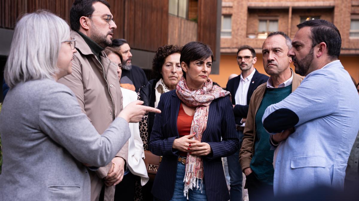 La presidenta de CASA 47, Leire Iglesias; el presidente del Principado de Asturias, Adrián Barbón y la ministra de Vivienda, Isabel Rodríguez, en un acto en Asturias.
