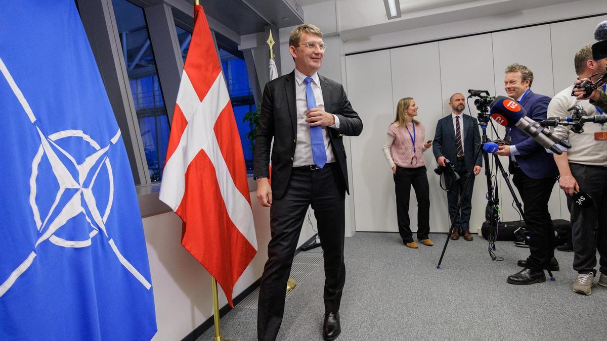 Roels Lund Poulsen, viceprimer ministro y ministro de Defensa de Dinamarca, durante una rueda de prensa en la sede de la OTAN en Bruselas.